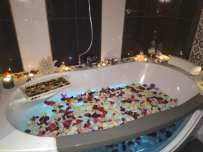 Home in Center with jacuzzi